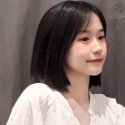 司机避开远光灯后发现4人在车道吃饭